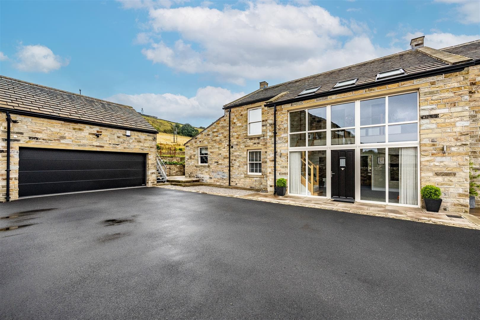 Hill House Road, Holmfirth, Huddersfield, HD9 2SY