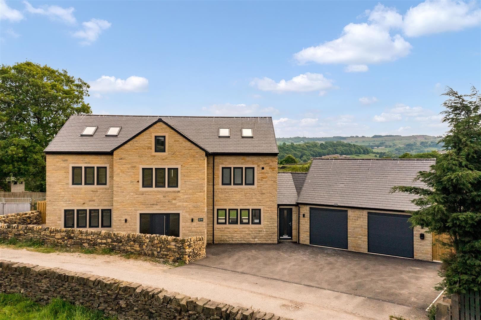 The Carriage Drive Hoults Lane, Greetland, Halifax, HX4 8HW