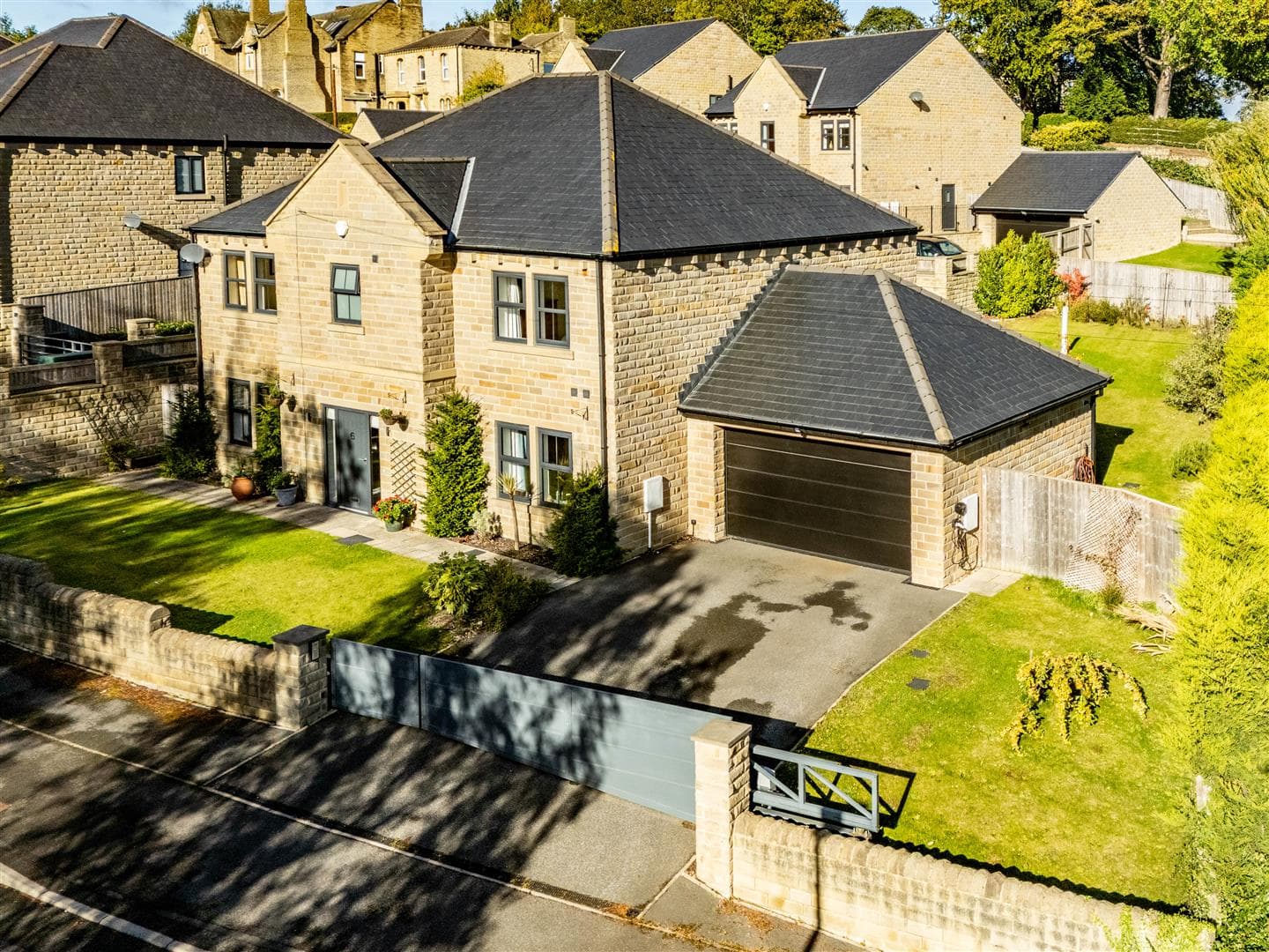 Snelsins Road, Cleckheaton, BD19 3UE