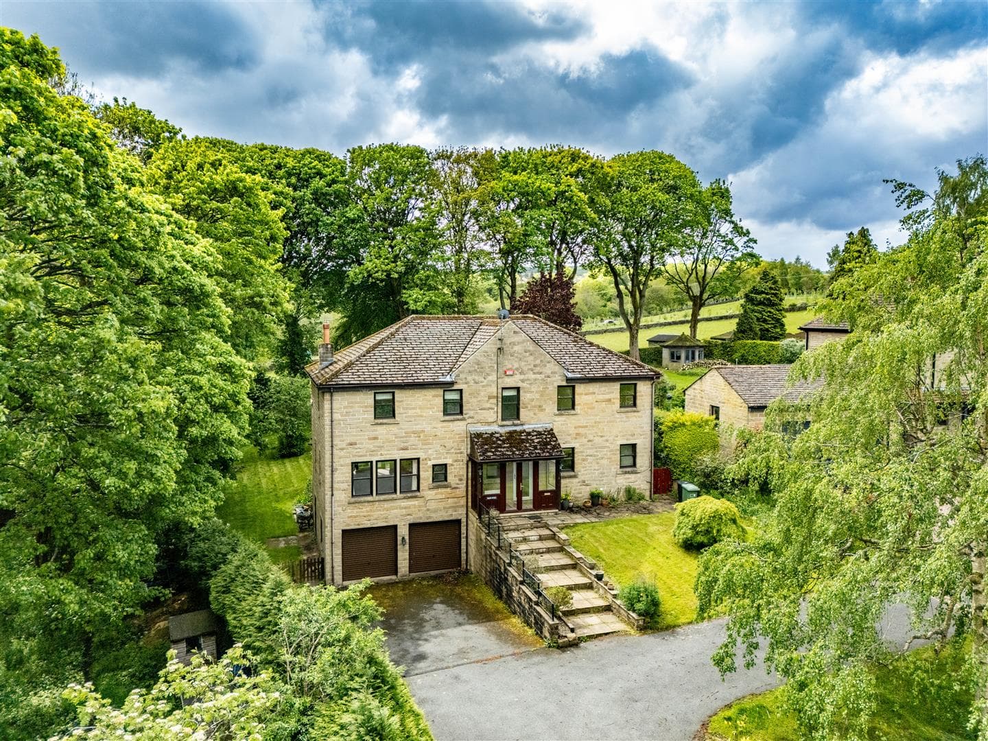 Leas Gardens,, HOLMFIRTH, West Yorkshire, HD9 1UG