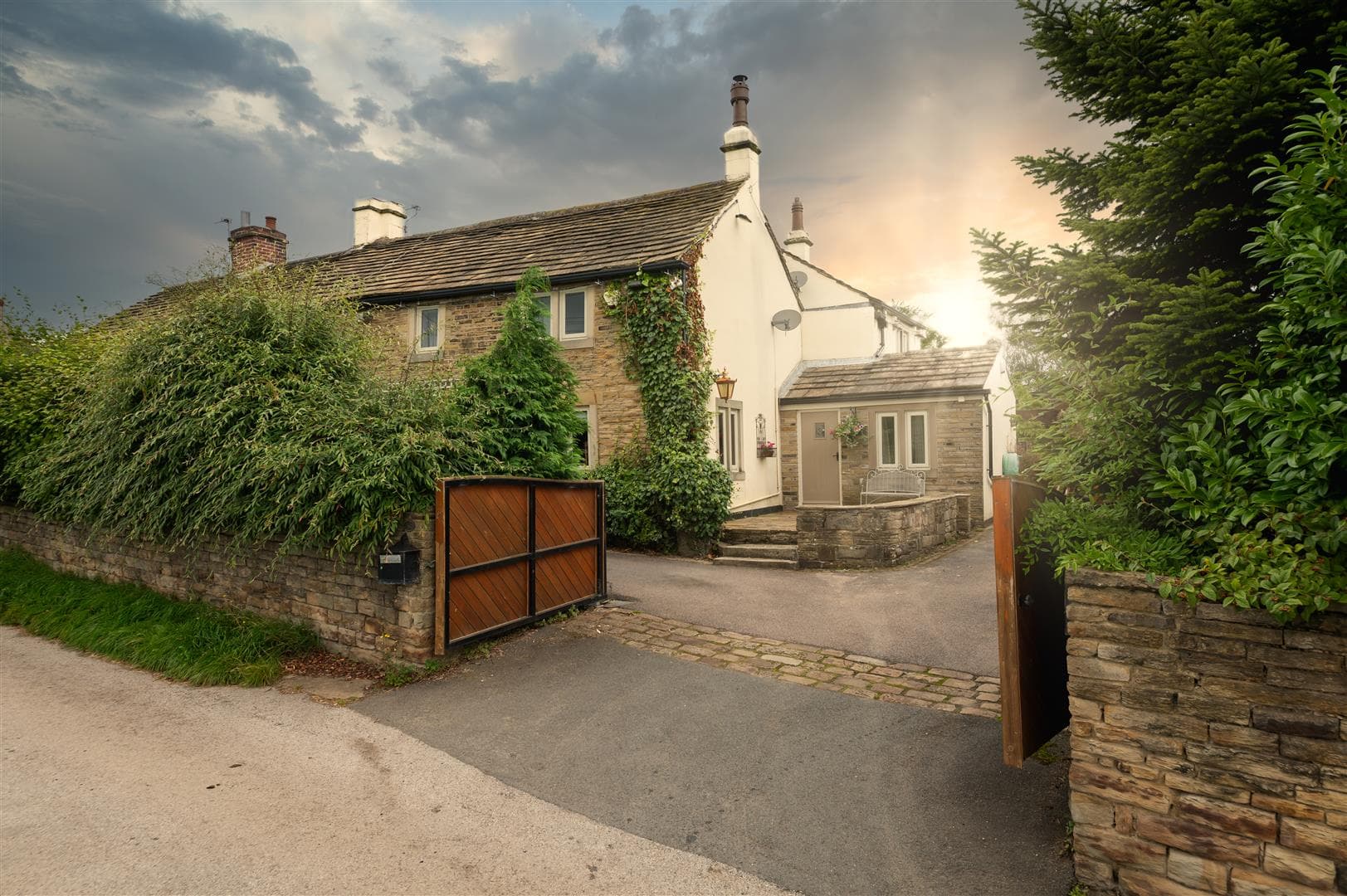 Thorncliffe Lane, Emley, Huddersfield, HD8 9RS