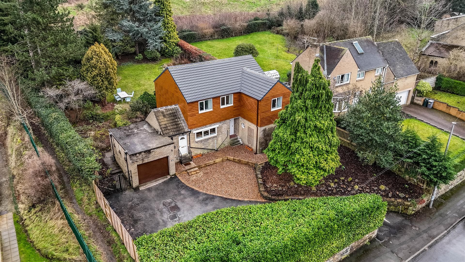 Lowerhouses Lane, Huddersfield, HD5 8JZ