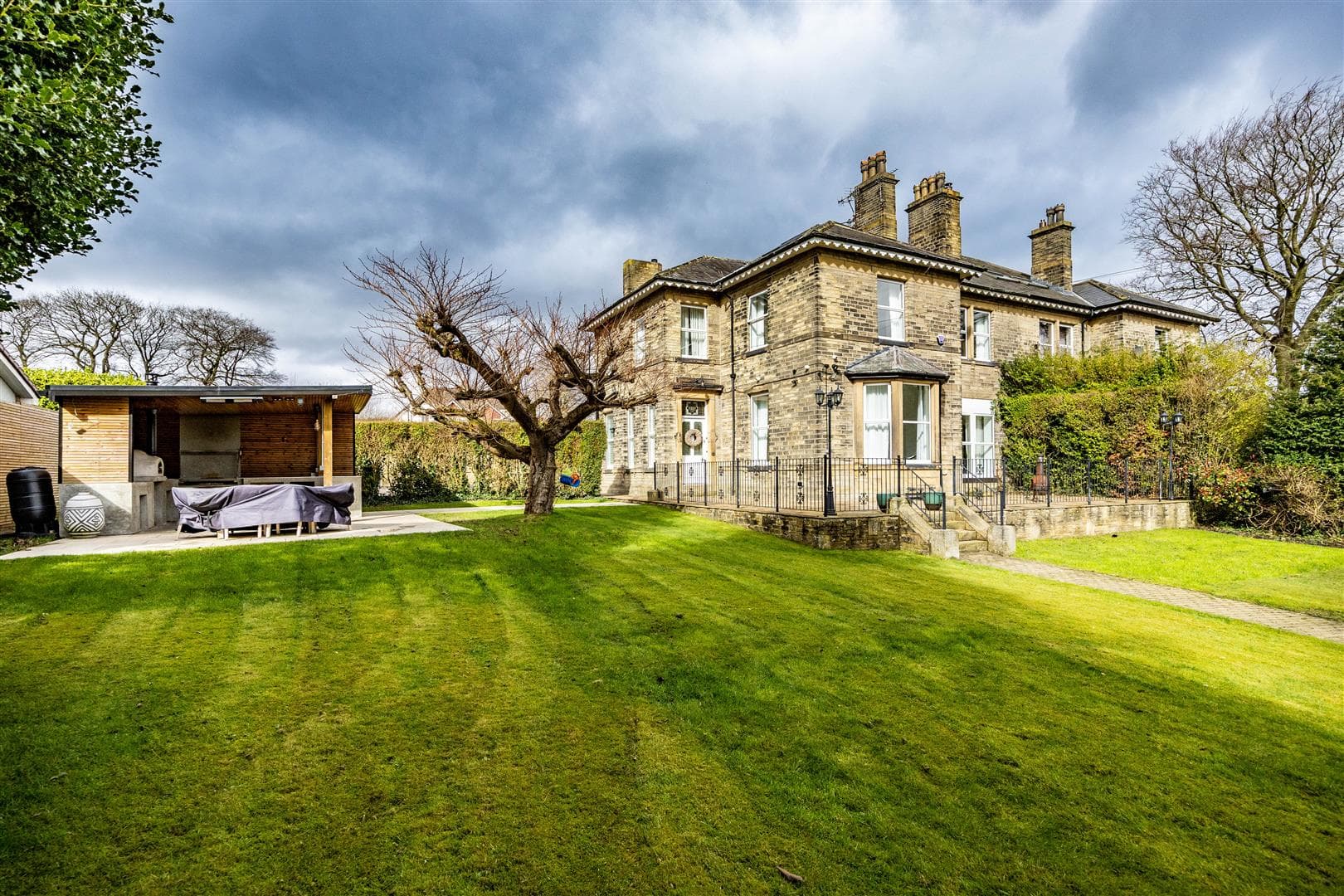 Keighley Road, Halifax, HX2 8HA